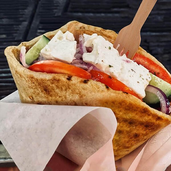Σάντουιτς PitaPot με χωριάτικη σαλάτα